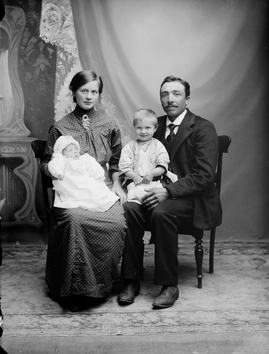Petter H. Sandbu med fam, 31.07.1914, mann og kone med to små barn