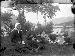 Gruppe, kafferast i slåttonna, 2 kvinner, 1 mann  og 2 små b