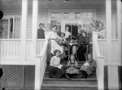 Gruppe, 6 kvinner, 4 barn (2 gutter og 2 jenter) ute på vera