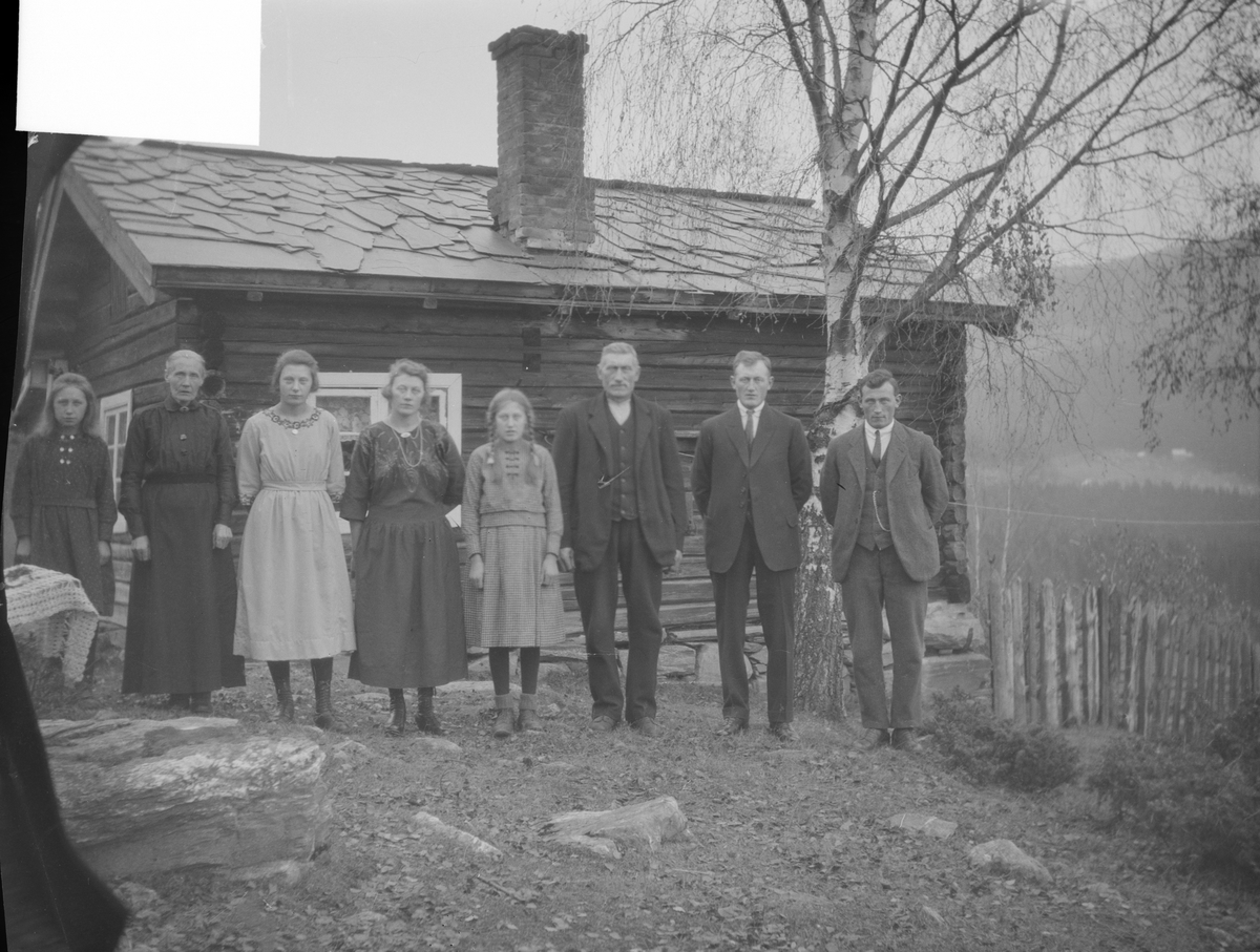 Familien Solbakken fra v. Anna, Berte, Elise, Borghild, Ottine, Andreas, August og Trygve.