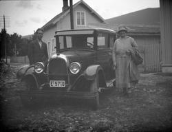 Kari og Ivar Kluften står ved siden av bilen "Bruna" ved Vål