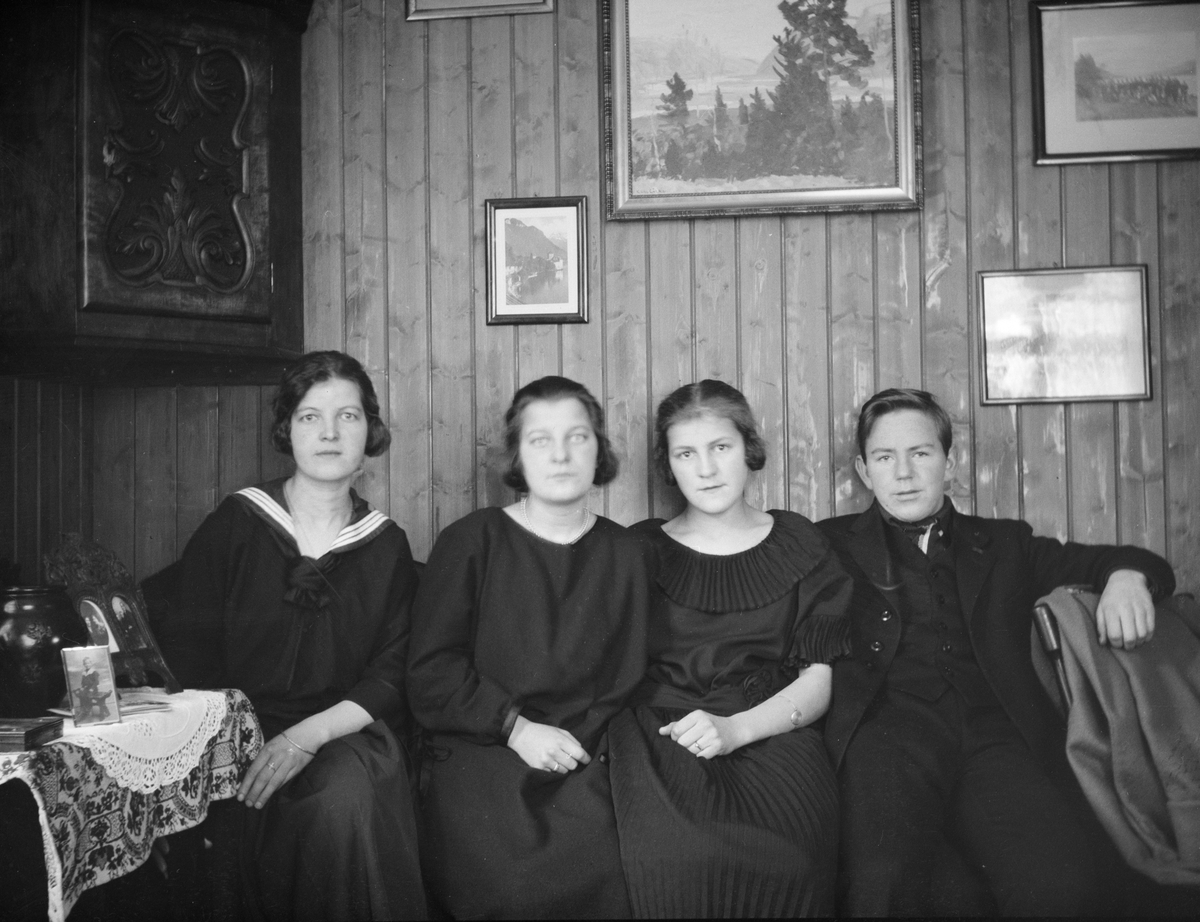 Fra venstre Margit Olsen gift Haverstad, Hanna Olsen gift Martinsen, Ruth Smestad gift Bodal og Ivar Kluften sitter pyntet i en sofa.