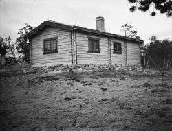 Stor tømret hytte  ligger på fjellet.