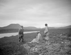 Dr. Karl Halla og to kvinner ved vann mot Svartfjellet, Vena