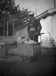 Ivar Kluften med datteren Karen Marie i vogn, Vålebru.