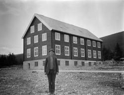 Byggmester Arne Raudbakken ved nybygd internat og handverksb