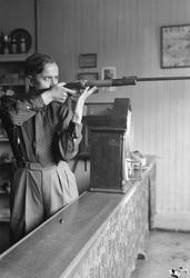 Skuespiller Alfred Maurstad skyter på skytebane