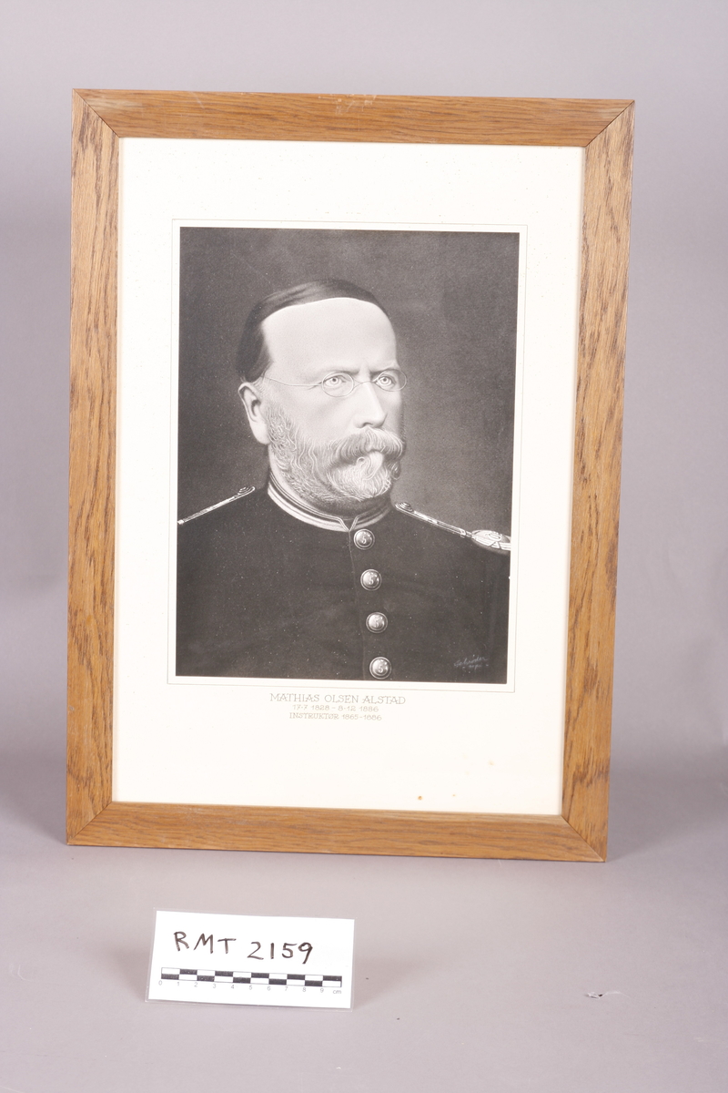 Portrett av Mathias Olsen Alstad iført en uniform. Instruktør for Divisjonsmusikken i Trondheim i perioden 1865-1886.