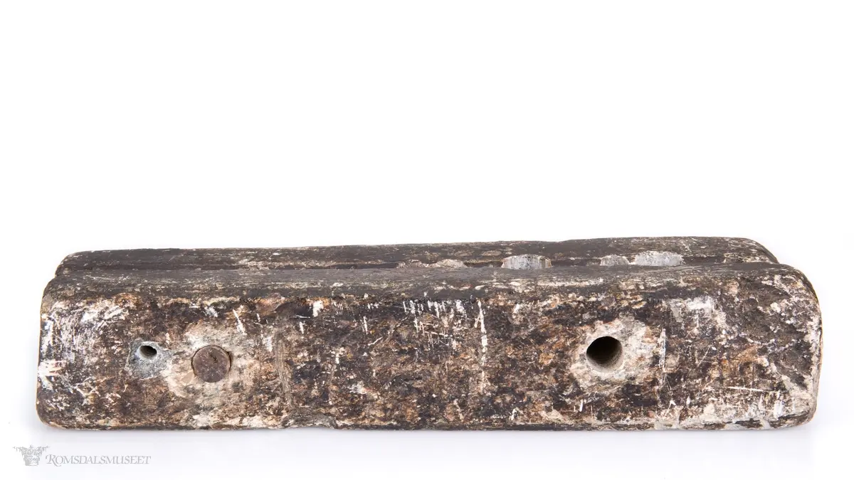 Kuleform for støping av ammunisjon av ulike kaliber og størrelser. To former for for avlange grovkalibrede kuler, en for småkalibret avlang kule, 12 for grove hagl, og 8 for middels store hagl. Har gjennomgående hull for treplugger og en isatt plugg.