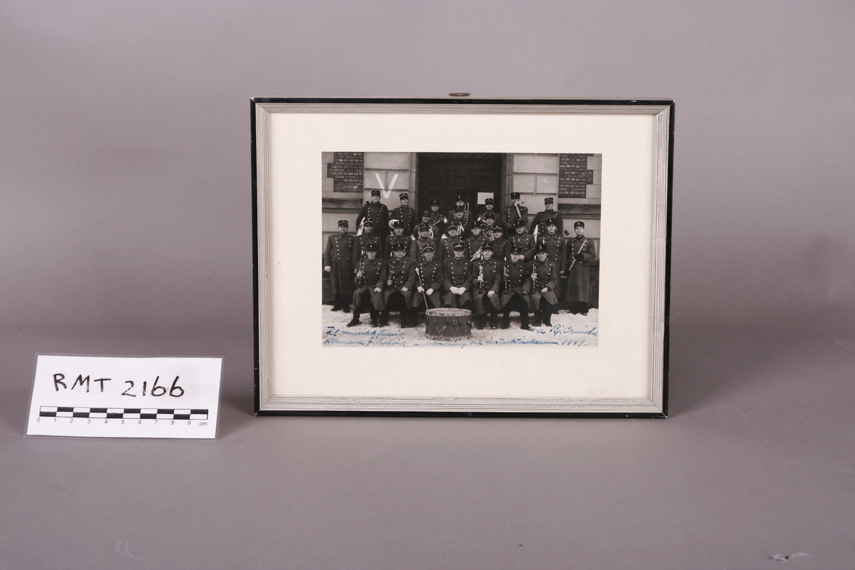 Gruppebilde av 2. Div Musikkorps i 1949. 
Bildet er tatt utenfor 2.Divisjons musikkorps øvelseslokalet på Akershus Festning. Alle musikerne er identifisert i andre arkiver.