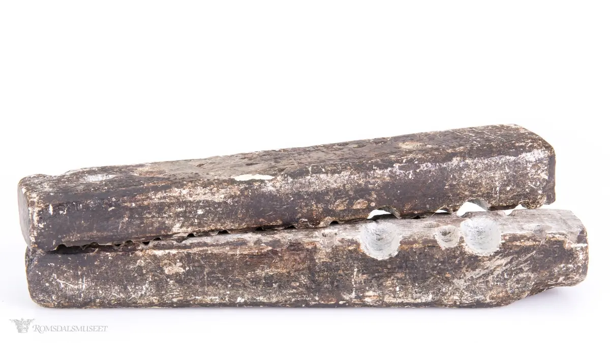 Kuleform for støping av ammunisjon av ulike kaliber og størrelser. To former for for avlange grovkalibrede kuler, en for småkalibret avlang kule, 12 for grove hagl, og 8 for middels store hagl. Har gjennomgående hull for treplugger og en isatt plugg.