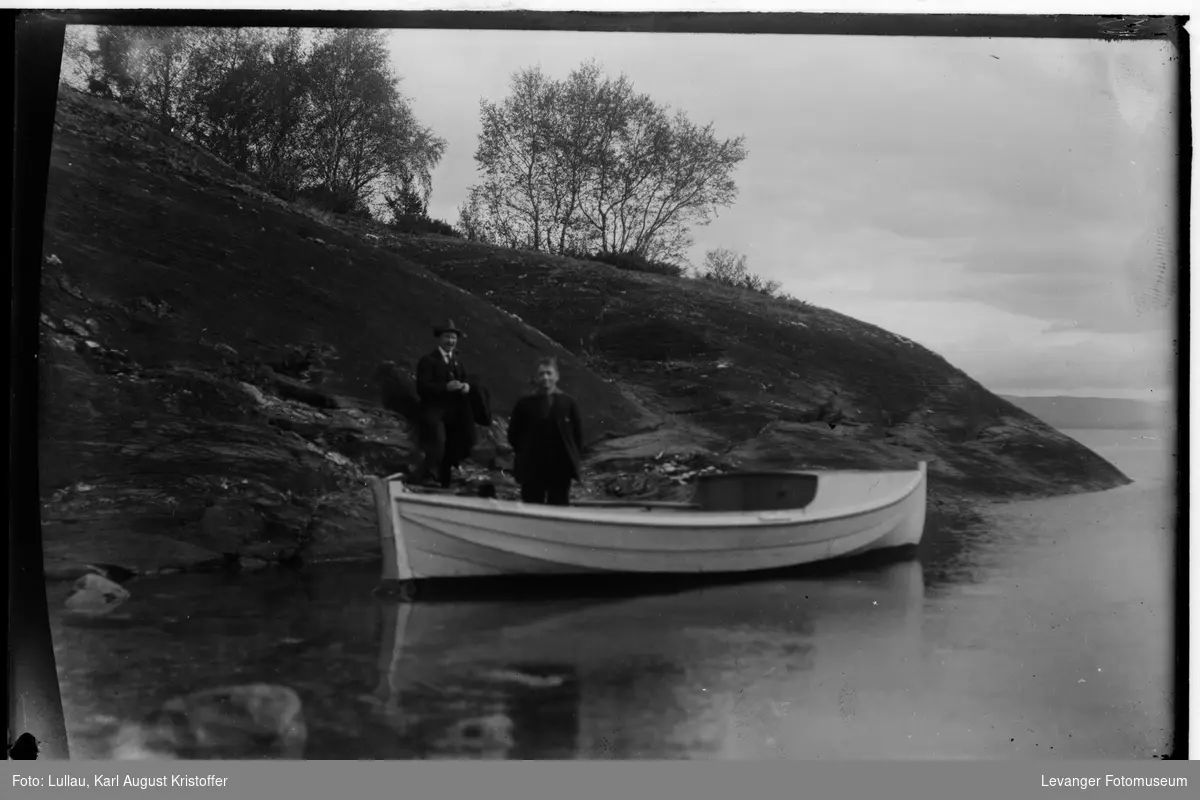 To menn med en båt, fotografert antakelig i Levanger området.