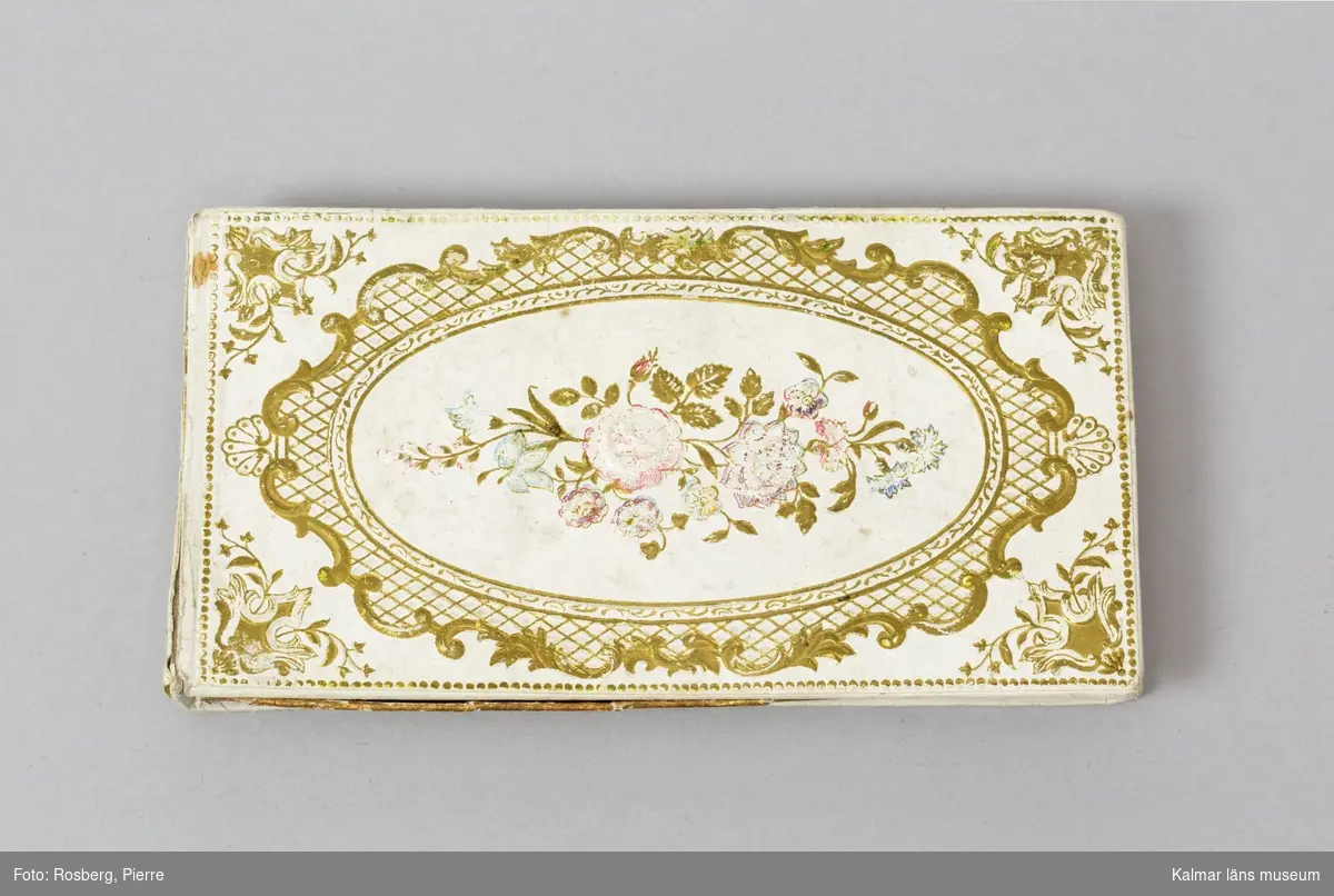 KLM45239:3:1 Poesialbum. En ask i kraftig vit papp med dekor i guld. Sirligt mönster med bland annat rosor i blått, rosa och lila på locket. I asken förvaras samlingar med små papperslappar på vilka vänner skrivit små tänkeord eller hälsningar. Här finns också teckningar (signerade Sophie eller Sophie Sundberg). Samtliga är signerade och flertalet är daterade någon gång på 1850-talet. På flera står också Rumskulla och på en ”Glöm ej din pensionskamrat”. I album :3:1 finns 21 stycken blad signerade Emelie Sabelström, Louise Richter, Anna Ljungberg, Nisse Larsén(?), Jenny J?, Rune Modéer, Jenny Ruths, Clara?, Therese Nygren, Charlotte Ryman, Clara ?, Alice Rothman, Augusta L, ”din syster Wesse”, Sophie Sundbergh, Hanna Waldow, Damina Eklund, Ebba Ribberg, ”din mamma”. På :3:1:18 finns en blyertsteckning av violer och texten à ton ami et mere Sophie. På :19 finns en blyertsteckning av en kvist med päron signera Sophie Sundberg. På :21 finns en blyertsteckning av en blomma och texten din Mamma vilket bör vara Nanny Ljungberg.