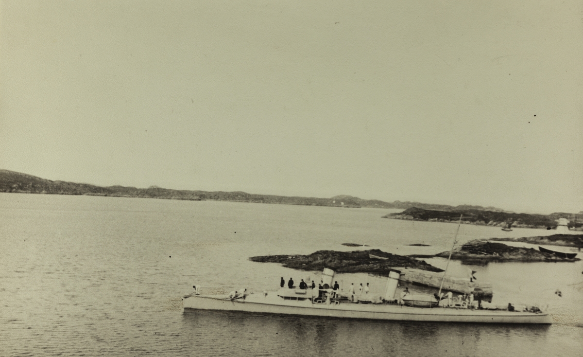 Risøen - Parti fra omegnen ca.1900. Norsk torpedobåt ved Garpeskær.