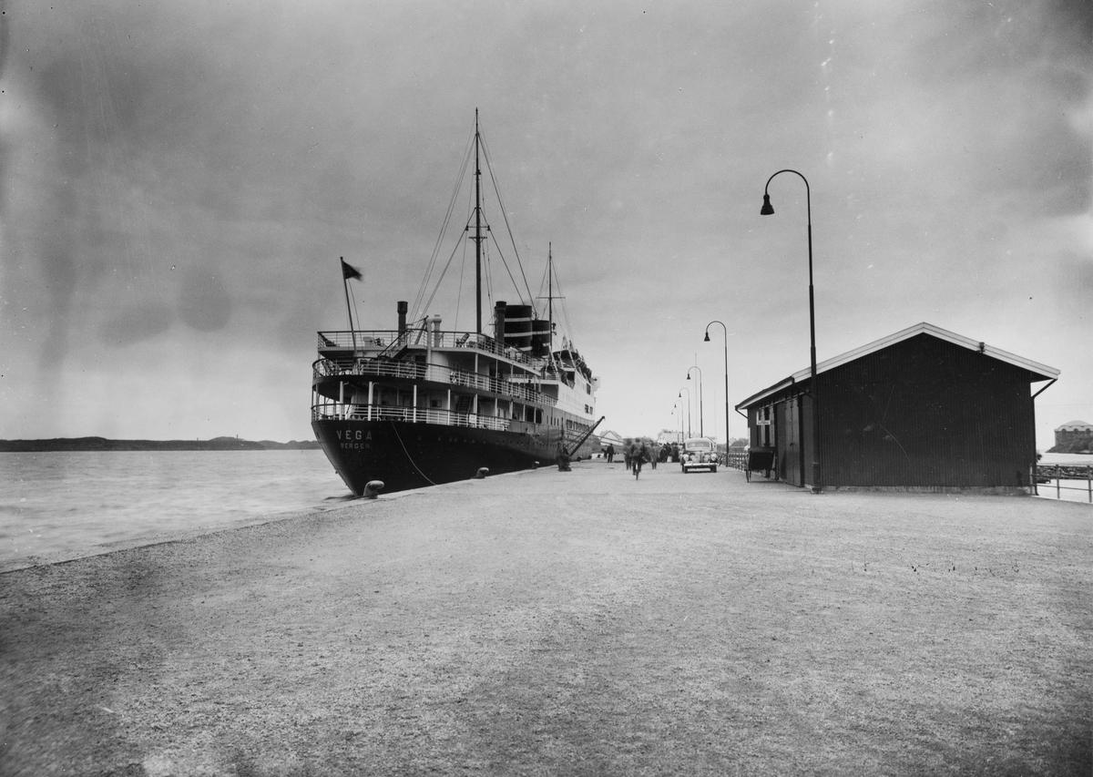 Risøen - Bergenskes DS VEGA ved den nye kaien på Risøen. Karmsundet sett mot nordvest 1938