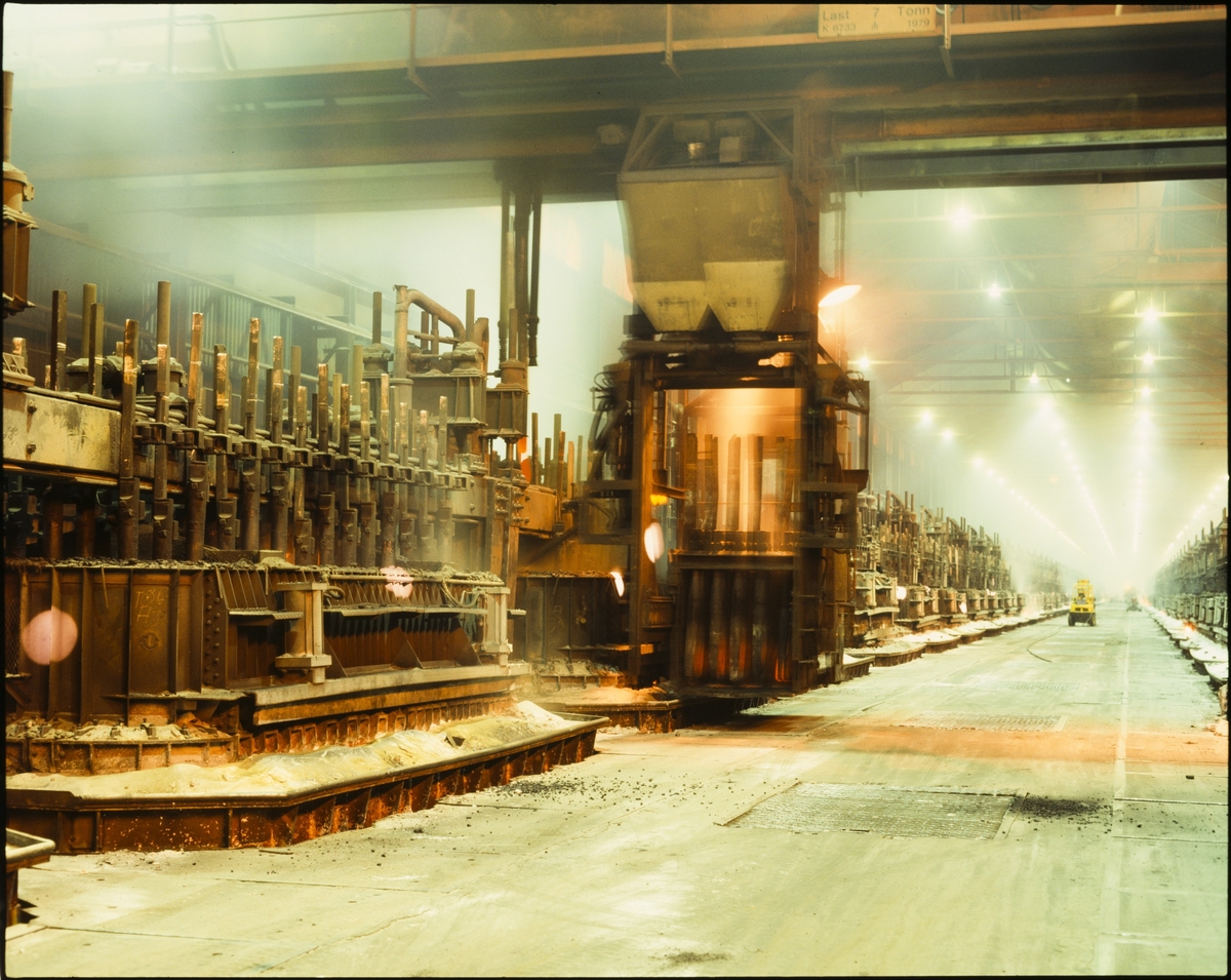 En maskin er i gang i aluminiumsverket til Hydro på Karmøy.