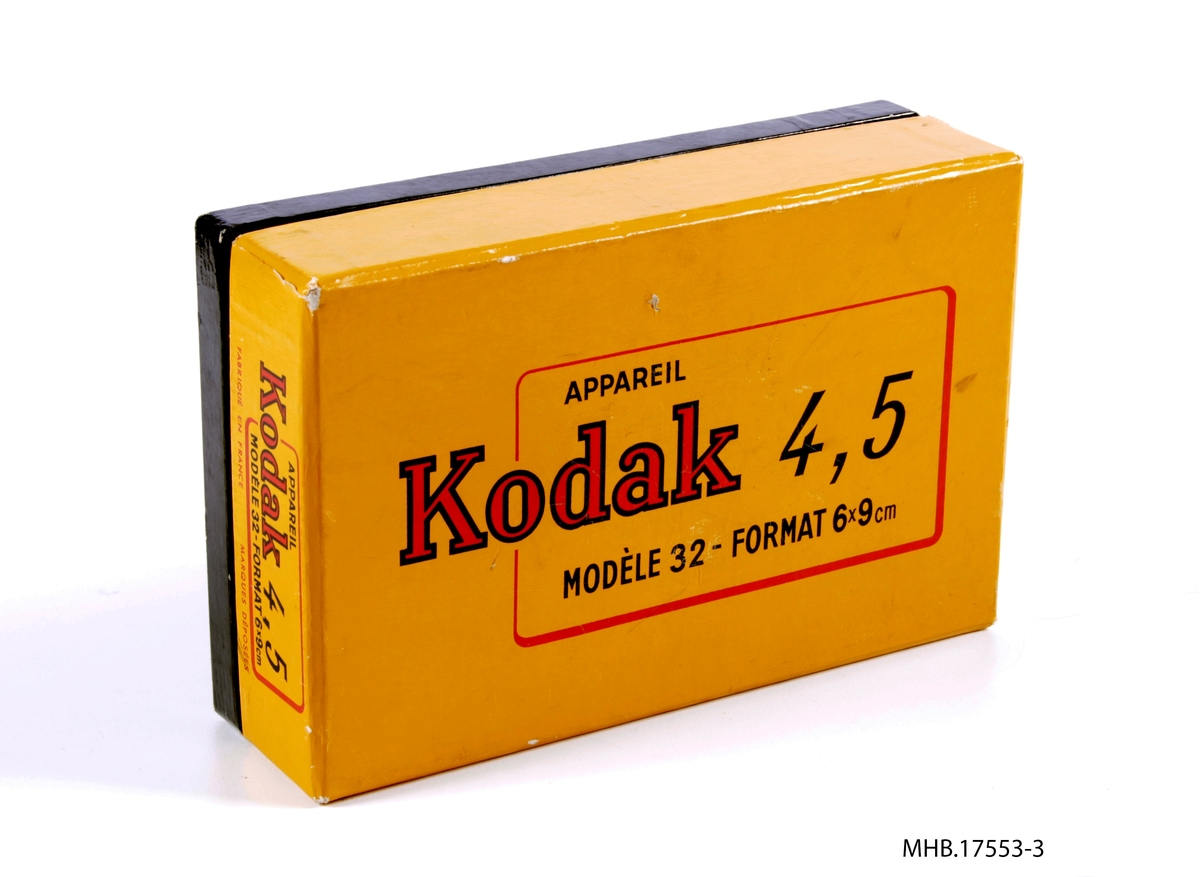 Folde fotoapparat Kodak 4,5 Modèle 32 (Film No. 620) i eske og veilednings bok og belysningstabel. Kodak Anastigmat f/4,5 Angénieux 100 mm linse; Kodak Shutter 1- 1/250, +B mode. På baksiden står den røde vindu brukes for frame telling. Produksjonssted France.