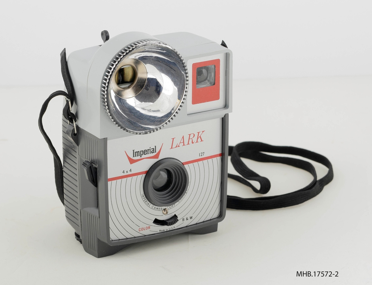 Fotoapparat Imperial Lark flash Camera (filmrull 127 mm) med eske og veiledning. Produksjonssted: USA