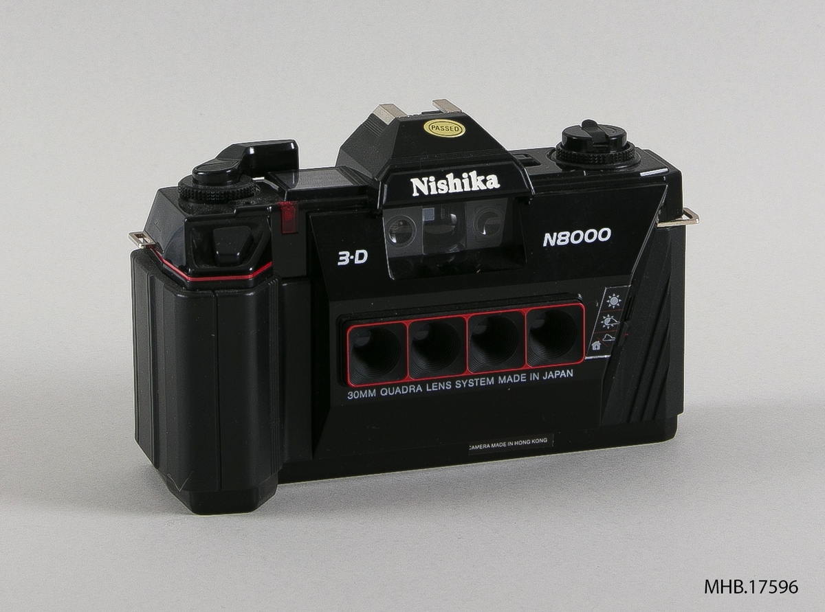 Kamera Nishika 3-D N8000 med fire 30mm linser (35mm filmrull) til autostereoscopic bilder. Serie nr.9102803. Produksjonssted: Hong Kong.
