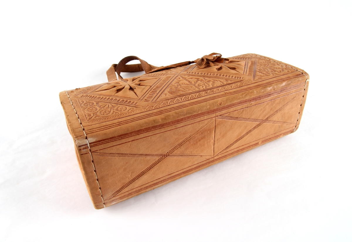 Håndveske i skinn med preget mønster.