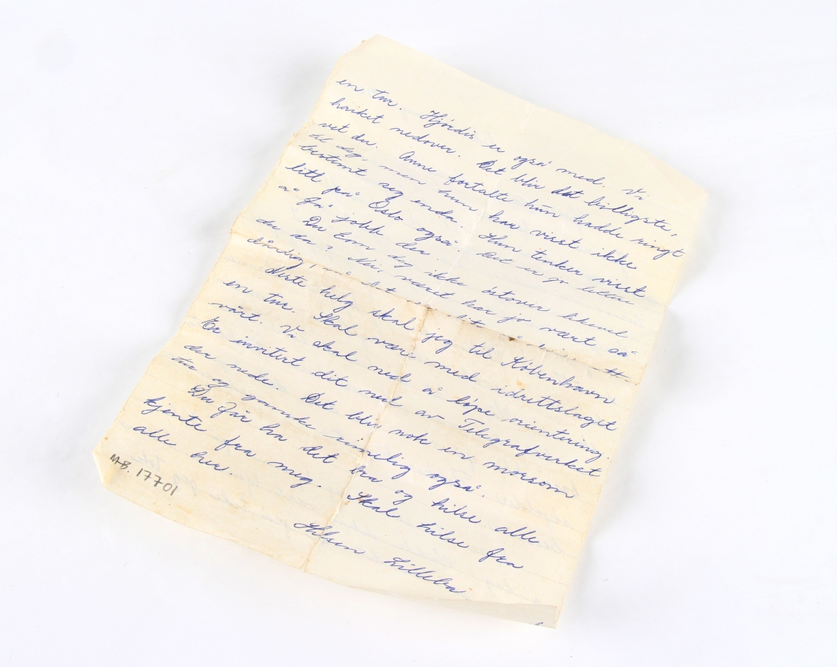 Håndveske i skinn med preget mønster.