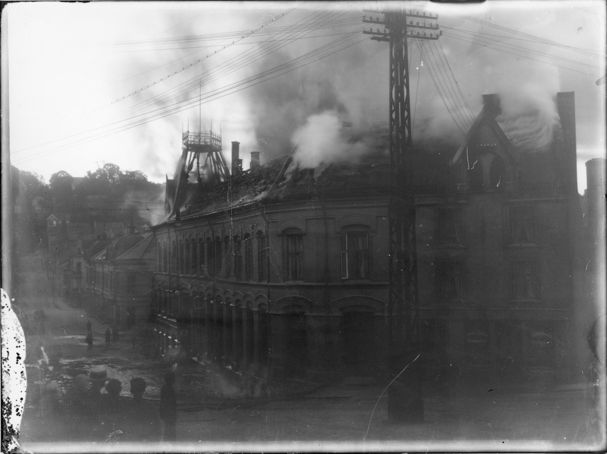 Grandgården i Skien brenner. Hotellbrann i Nedre Hjellegate/Telemarksgata. Brannen var den 13. Juli 1926.