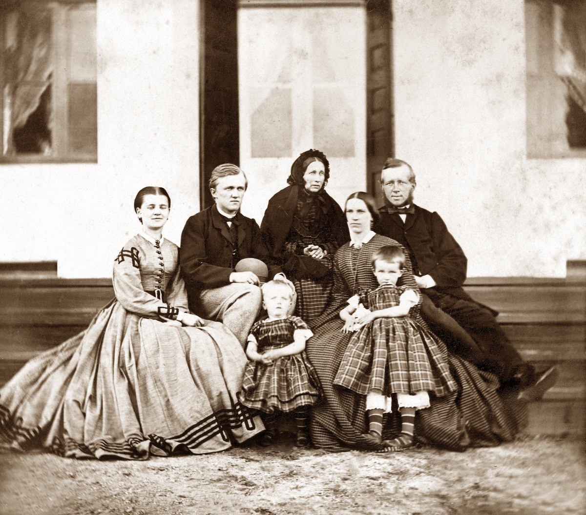 Cristine Cecilie Charlotte Aall og ektemannen godseier Niels Aall med barn og barnebarn.

Fra venstre: Ekteparet Marie Herlofson gift Aall og mannen Diderik Aall