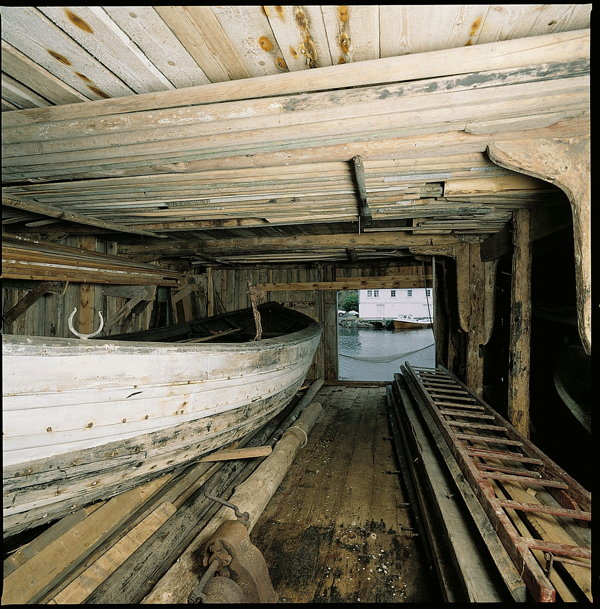 Sjøhuset er i 2 1/2 etasjer. Det står på en grunnmur av tørrstein, delvis ut i sjøen. Sjøhuset er kledd med vertikalt tømmermannspanel. Saltaket er tekket med uglasert teglstein. Murt pipe i teglstein.
Siden det til tider kan være værhardt på Utsira har de fleste sjøhusene her åpning til båtene fra landsiden. Båtstøet til dette sjøhuset ligger på nordsiden og båtene ble trukket opp på land, så dreiet litt mot sør og trukket inn i sjøhuset med håndkraft. Derfor er det stor åpning på kortveggen mot land. Det er åpning mot sjøen også, men denne ble mest brukt til å få lastet inn fiskeredskaper og fangst.