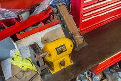 Statoil Hemnes. Verksted interiør med maskin.