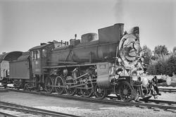 Godstog på Flisa stasjon. Toget trekkes av damplokomotiv typ