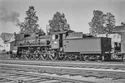 Godstog på Flisa stasjon. Toget trekkes av damplokomotiv typ