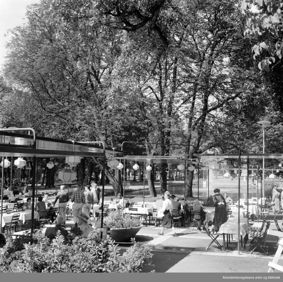 Studenterlunden. Kafegjester og fontenen. August 1957