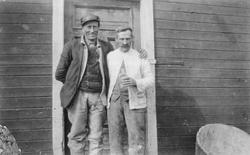 To menn foran hus. Gunder Dalen (Uppistugu) t. v. Slakter Mæ