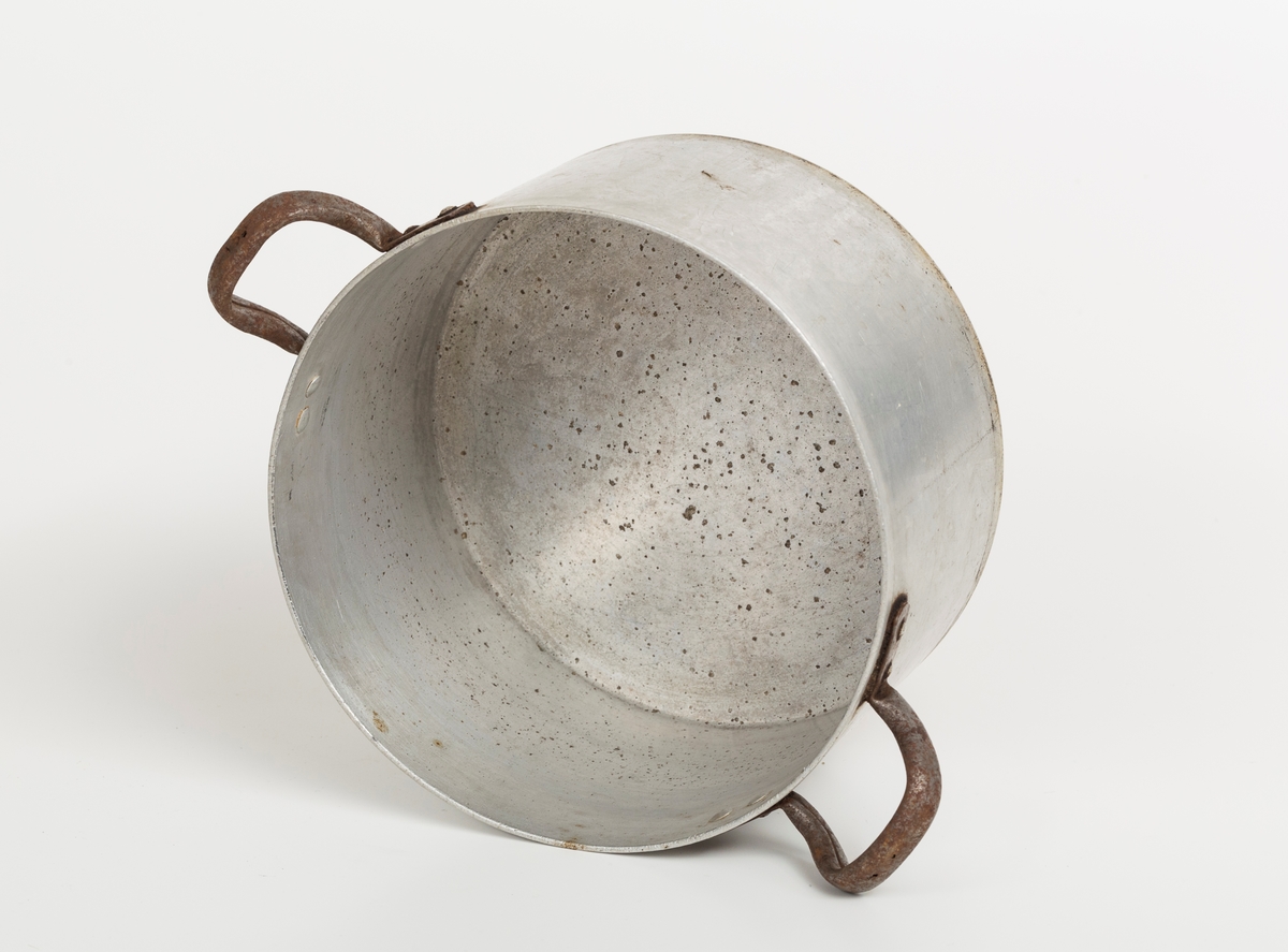 Kasserolle i aluinium. Uten lokk. Hank på hver side.