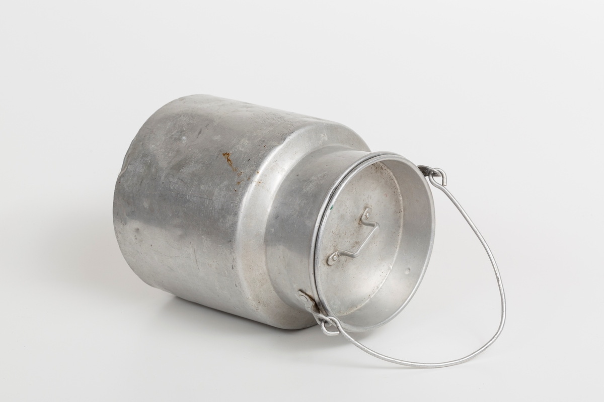 Melkespann for husholdning i aluminium. Spann med lokk og håndtak.