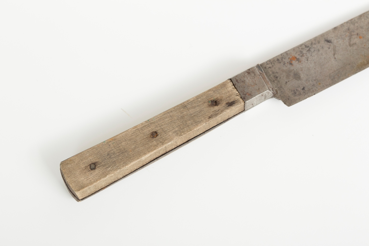 Kniv med knivblad av metall med rund ende og skaft av tre. Produsentlogo på knivbladet.