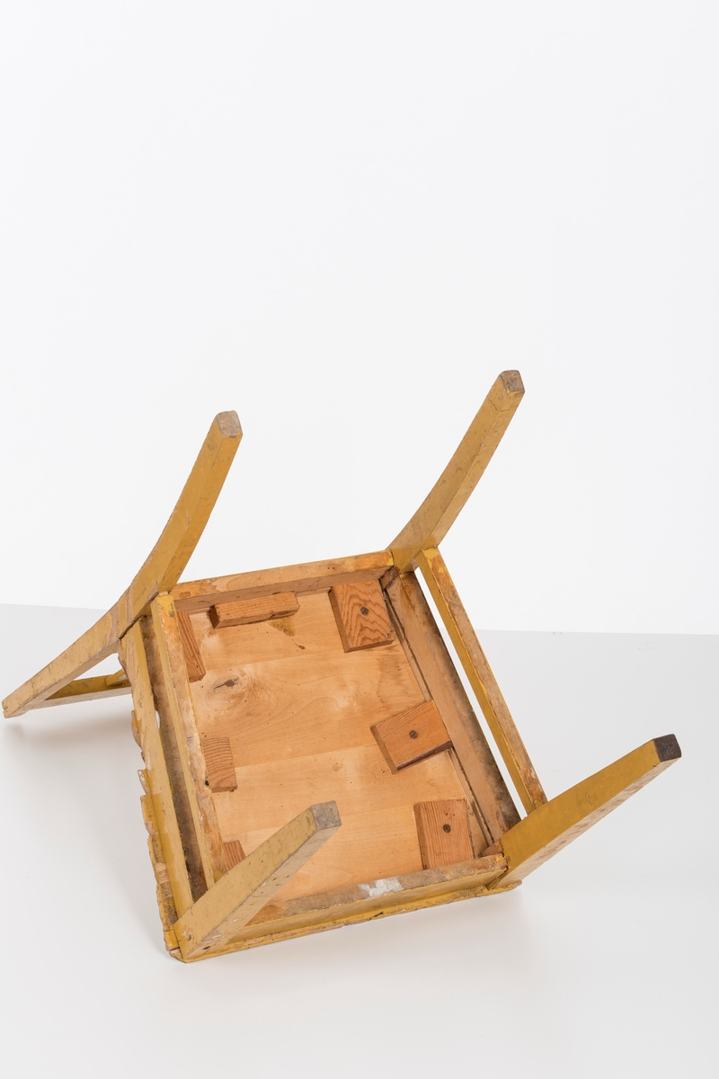 Stol i treverk, malt. Rygg med spiler. Den ene stolen har vært brukt betydelig røffere enn den andre.