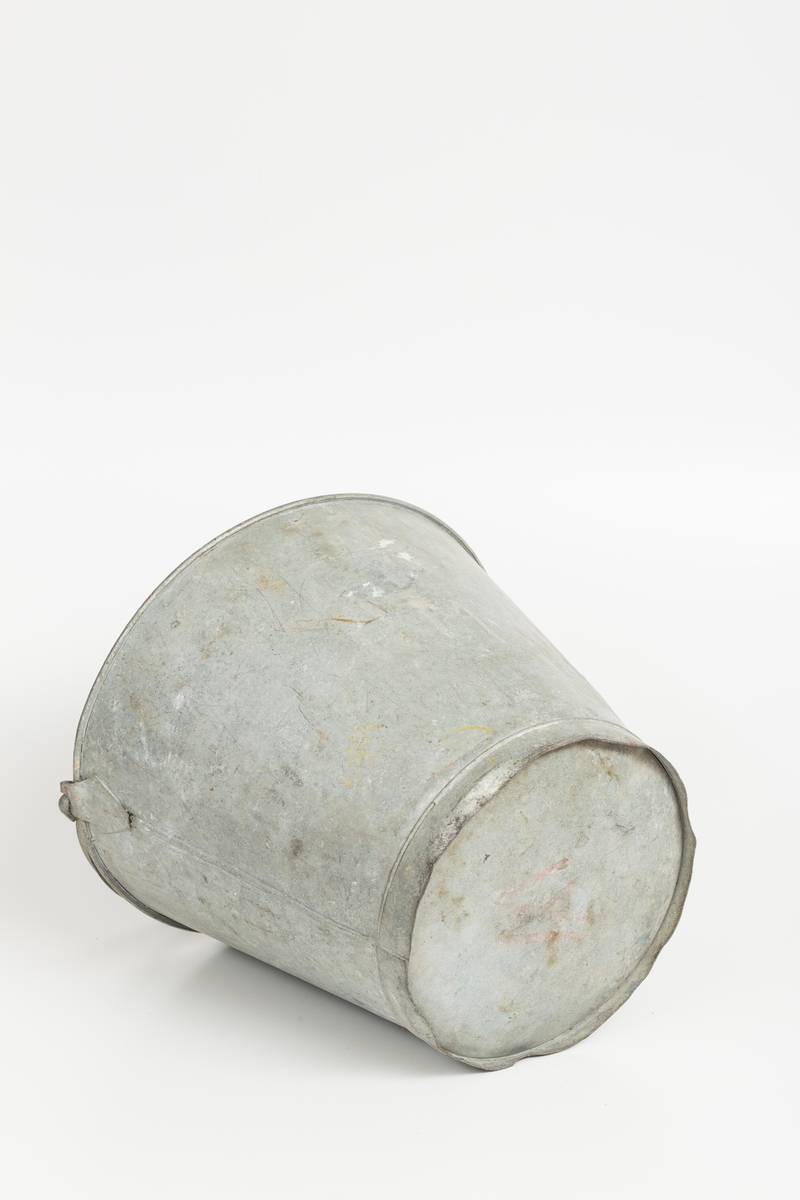 Grå metallbøtte med hank. Sotflekker på innsiden.