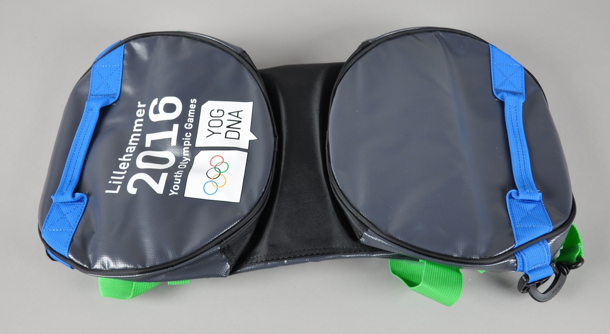 Svart treningsbag (30 L) med logo for Lillehammer 2016 Youth Olympic Games. Bagen kan også brukes som ryggsekk. Grønne hanker og seler og blå dekor.