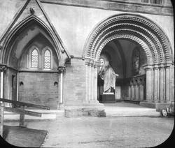 Eksteriør og interiør motiver fra Nidarosdomen.