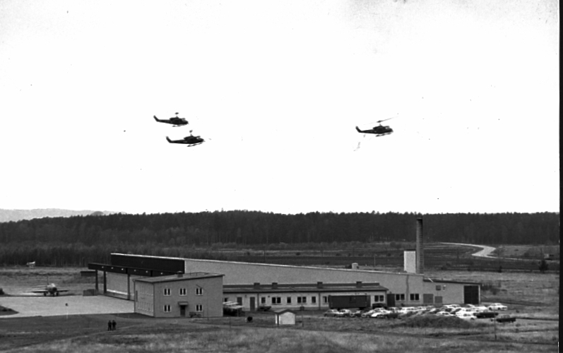 F6 Karlsborg. Helikoptrar "Augusta Bell" över 2 kompaniets hangar. Albumet är en del av en donation från Karl-Axel Hansson, Karlsborg. Förteckning över hela donationen finns i albumet samt som Word-dokument.
