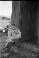 Sigurd Røisli og dattera Sigrun foran inngangen hjemme på Od