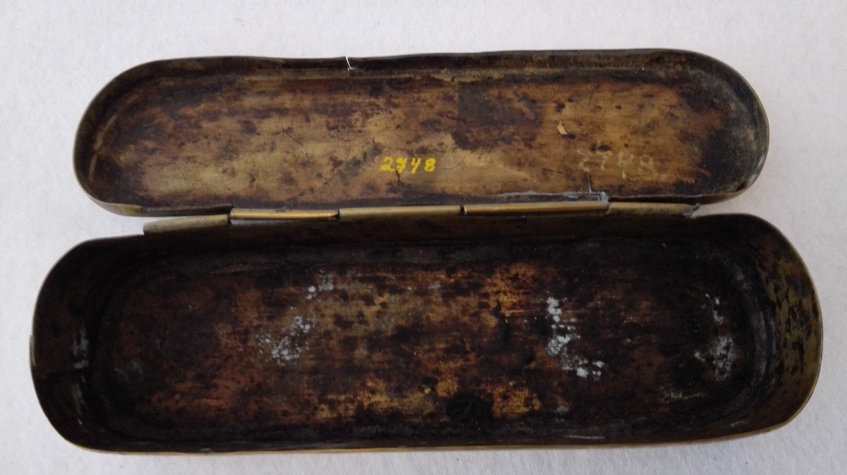 Form: Sjå kat. nr. 2746 og 2747.
