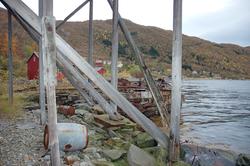 Våtvik. Sandhornøy. Nothjell med pelekonstruksjon og underla