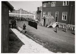 Premieutdeling utenfor kasernen i Storgata.