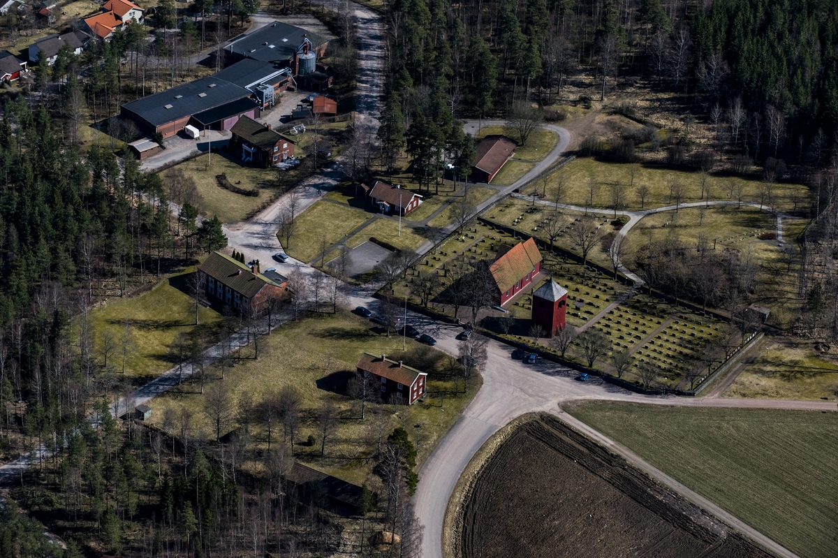 Flygfoto över Norra Hestra kyrka i Gislaveds kommun.
