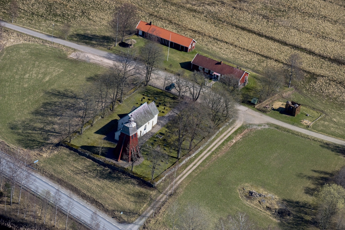 Flygfoto över Hjärtlanda kyrka i Sävsjö kommun.