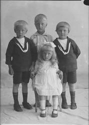 Gruppebilde en av barna heter Bjarne Leirfald