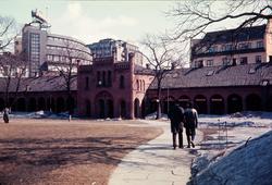 Parken mellom Domkirken og Basarene.