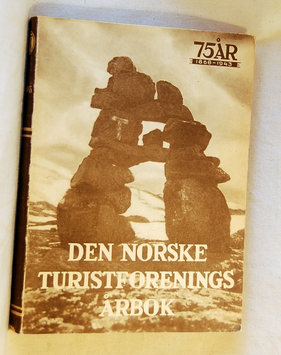 10 stk. årbøker fra årgangene 1925, 1928, 1935, 1937, 1942, 1943, 1951, 1953, 1959, 1968.

Årbok fra 1925 og 1928 er gitt i gave av Lions Nesbru i 2014/15 og erstatter eksemplarer som Tromsø Museum overtok.